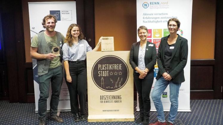 Erst Ende Oktober konnte Samuel Drews für die Initiative Plastikfreie Stadt den Umweltpreis 2020 entgegennehmen. Die Auszeichnung teilte sich die Initiative mit dem Rostocker Meeresmüllstammtisch.