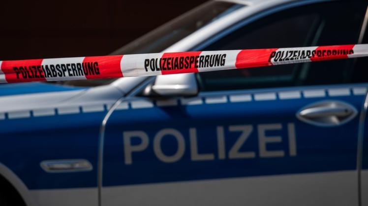 Die Polizei hat in einem Waldstück im Landkreis Kassel zwei weibliche Leichen gefunden. (Symbolbild)