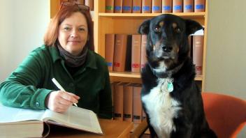 Wiebke Hinrichs mit Hund Angus in ihrer Anwaltskanzlei.