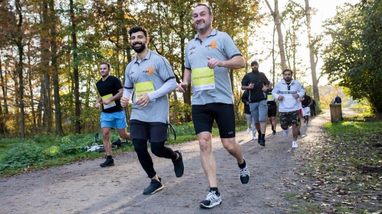 Dirk Povey und sein Laufpartner Akram Safar (links) am Rubbenbruchsee in Osnabrück. Foto: Swaantje Hehmann Dirk Povey und sein Laufpartner Akram Safar (links) am Rubbenbruchsee in Osnabrück. Foto: Swaantje Hehmann