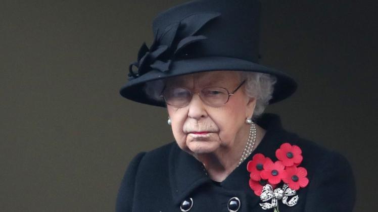Die britischen Königin Elizabeth II. nimmt am Gedenksonntag vor dem Remembrance Day an einem Gottesdienst am Kenotaph von Whitehall teil und hat dabei Mohnblumen an ihren Mantel gesteckt.