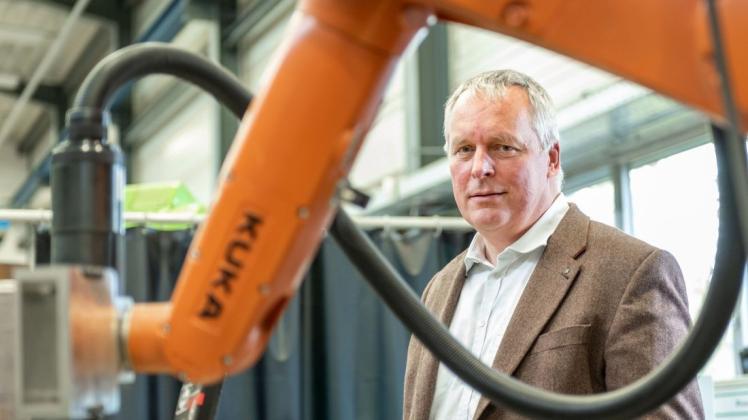 Der Leiter des Fraunhofer-Instituts für Großstrukturen in der Produktionstechnik, Professor Dr.-Ing. Wilko Flügge, will gemeinsam mit seinen Kollegen von zwei Leibniz-Instituten in der Region Rostock eine Forschungsfabrik für Wasserstoff errichten und betreiben.
