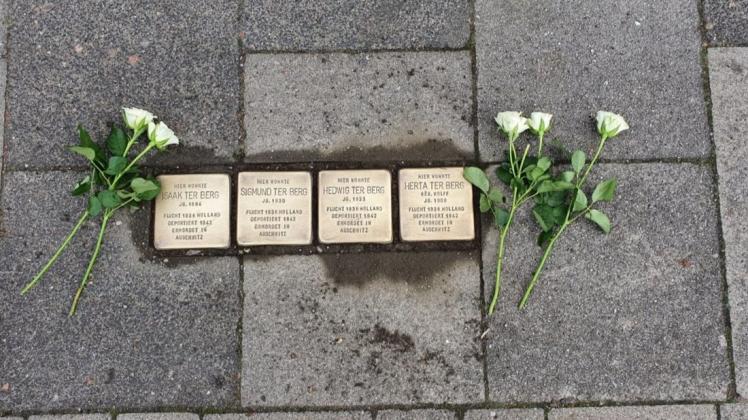 Nach dem Putzen legten die Schüler Rosen an den Stolpersteinen nieder. Nach dem Putzen legten die Schüler Rosen an den Stolpersteinen nieder.