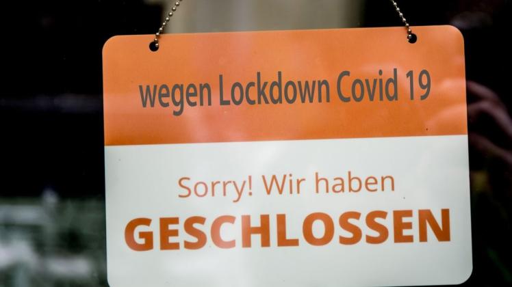 Vom neuen Lockdown besonders betroffen ist die Gastronomie. 


Sorry ! Wir haben geschlossen, Gastronomie leidet unter dem Lockdown, wegen Lockdown geschlossen Covid-19, ,  Schild, Feature / Symbol / Symbolfoto / charakteristisch / Detail / Bildmontage,
