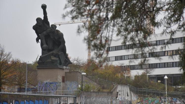 Die Sanierung des Matrosendenkmals von Bildhauer Wolfgang Eckardt am Rostocker Stadthafen verzögert sich erneut um einen ungewissen Zeitraum.