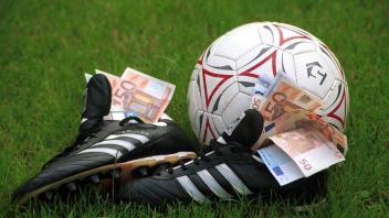 Es geht im Profifußball um Geld, klar - aber geht es auch noch ansatzweise um echten Wettbewerb? Foto: imago images/PanoramiC