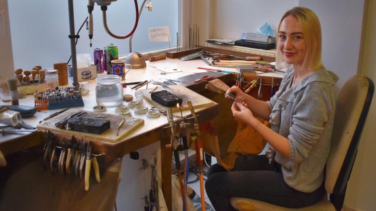 Auszubildende Antonia Cecchia mag die Kreativität des Berufs der Goldschmiedin.