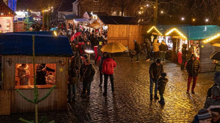 Ein Weihnachtsmarkt mit ganz besonderer Atmosphäre - doch dieses Jahr findet das Spektakel rund um die Kirche in Holte nicht statt. Foto: Archiv/André Havergo