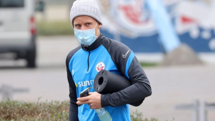 Mit einem mulmigen Gefühl geht Bentley Baxter Bahn am Mittwoch zum Corona-Test. Der Kicker des FC Hansa hofft, dass die Ergebnisse bei ihm und seinen Teamkollegen negativ ausfallen, damit die Rostocker am Sonnabend beim Halleschen FC antreten können. Für den 28-Jährigen wäre es die Rückkehr an die alte Wirkungsstätte. Mit einem mulmigen Gefühl geht Bentley Baxter Bahn am Mittwoch zum Corona-Test. Der Kicker des FC Hansa hofft, dass die Ergebnisse bei ihm und seinen Teamkollegen negativ ausfallen, damit die Rostocker am Sonnabend beim Halleschen FC antreten können. Für den 28-Jährigen wäre es die Rückkehr an die alte Wirkungsstätte.