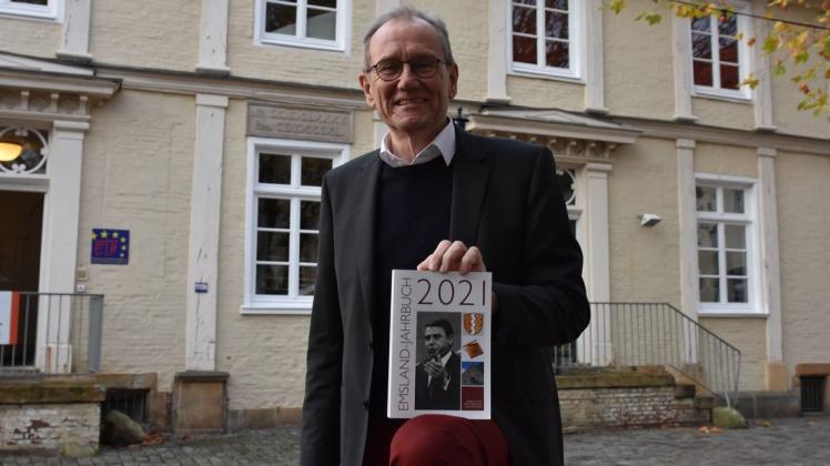 Die Freude über das neue Emsländische Jahrbuch 2021 ist dem Vorsitzenden des Emsländischen Heimatbundes, Hermann Bröring, ins Gesicht geschrieben.