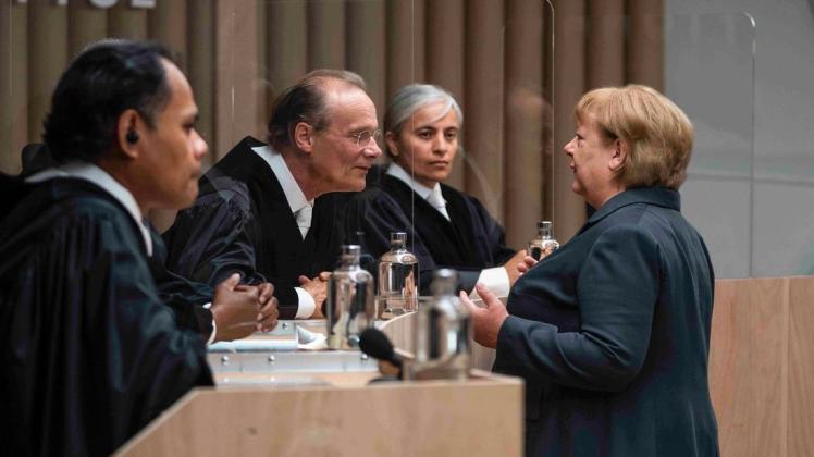 Sind Staaten zum Klimaschutz verpflichtet? Um diese Frage dreht sich der Film "Ökozid" mit Edgar Selge (2. von links) als Richter Prof. Dr. Hans-Walter Klein und Martina Eitner-Acheampong (rechts) als Dr. Angela Merkel. Sind Staaten zum Klimaschutz verpflichtet? Um diese Frage dreht sich der Film "Ökozid" mit Edgar Selge (2. von links) als Richter Prof. Dr. Hans-Walter Klein und Martina Eitner-Acheampong (rechts) als Dr. Angela Merkel.