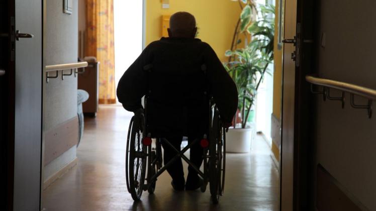 Rentner im Rollstuhl. Rentenexperten kritisieren die Regeln für Erwerbsminderungsrenten.