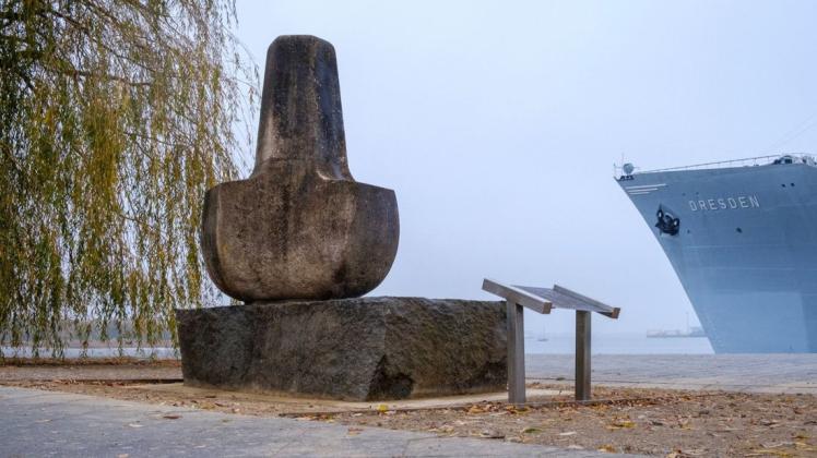 In direkter Nachbarschaft zum Schmarler Schiffahrtsmuseum ragt die Skulptur nun über die Wasserkante hinaus und erinnert an die auf See Gebliebenen.
