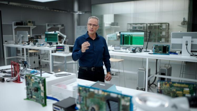 Johny Srouji, Manager bei Apple, erläutert in einer Videoübertragung aus dem Apple Park in Cupertino, wie die neuen Macintosh-Computer mit dem selbst entworfenen Computer-Chip M1 arbeiten.