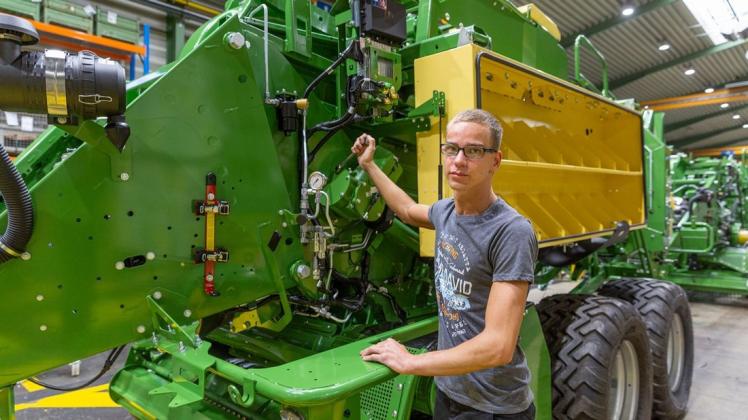 Der 22-jährige Pascal Kuper hat seine Ausbildung zur Fachkraft für Metalltechnik in der Fachrichtung Montagetechnik bei der Maschinenfabrik Bernard Krone in Spelle absolviert. Der 22-jährige Pascal Kuper hat seine Ausbildung zur Fachkraft für Metalltechnik in der Fachrichtung Montagetechnik bei der Maschinenfabrik Bernard Krone in Spelle absolviert.