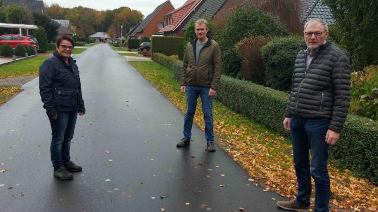 Einen Eindruck vom Ergebnis der Sanierungsmaßnahmen an Teilstücken der „Ring- und Mittelstraße“ sowie „Zum Wäldchen“ verschafften sich die Vorstandsmitglieder der Neuleher Wegebaukasse. Unser Foto zeigt (von links) Hanna Thomann, Alois Rumpke und Heinz Koop. Einen Eindruck vom Ergebnis der Sanierungsmaßnahmen an Teilstücken der „Ring- und Mittelstraße“ sowie „Zum Wäldchen“ verschafften sich die Vorstandsmitglieder der Neuleher Wegebaukasse. Unser Foto zeigt (von links) Hanna Thomann, Alois Rumpke und Heinz Koop.