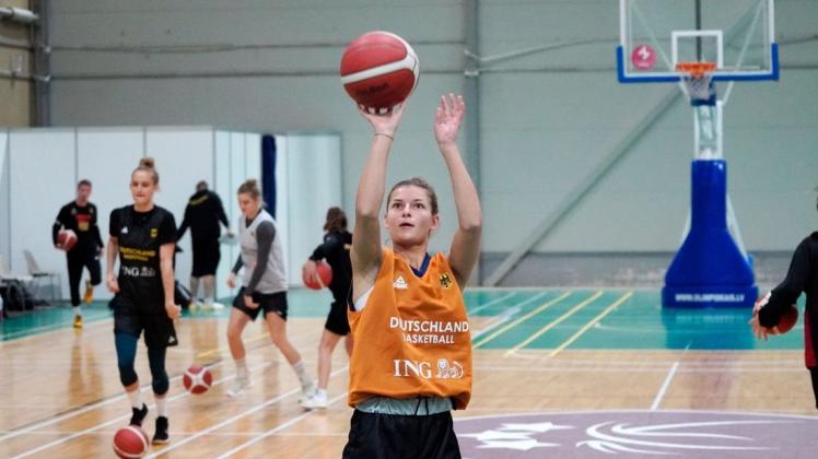 Mit der deutschen Basketball-Nationalmannschaft in Riga: Jenny Strozyk von den Girolive-Panthers.