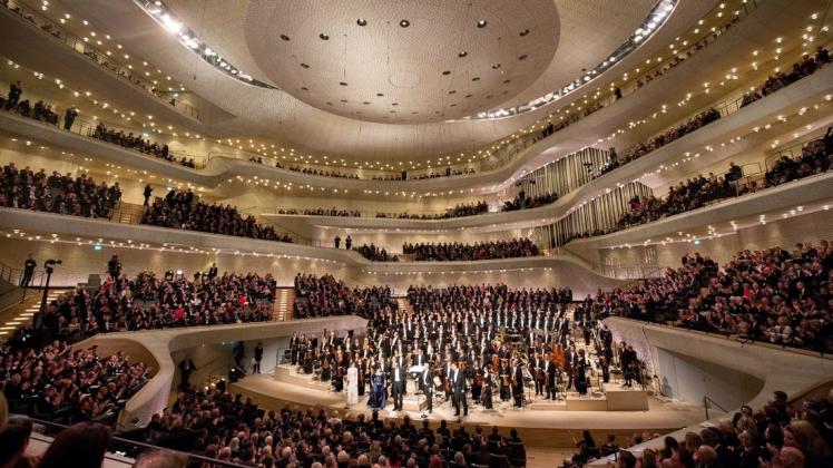 Drei Jahre nach ihrer Einweihung (Foto) ist die Elphi für Konzertbesucher zunächst gesperrt. Drei Jahre nach ihrer Einweihung (Foto) ist die Elphi für Konzertbesucher zunächst gesperrt.