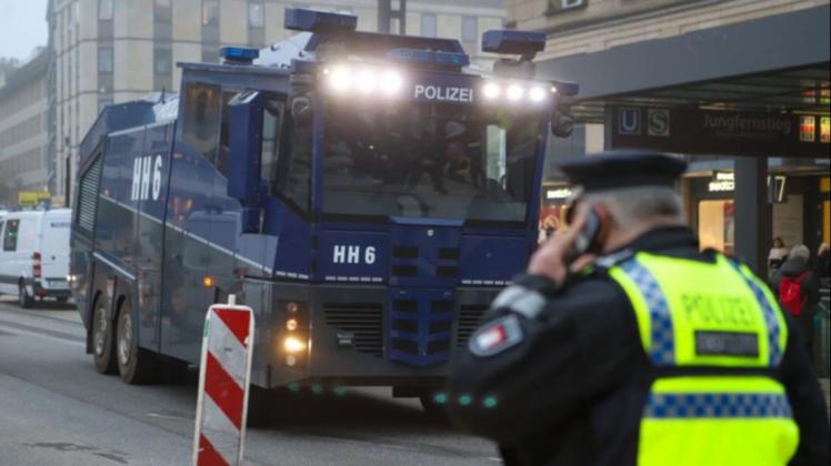 Die Hamburger Polizei ließ Wasserwerfer auffahren.