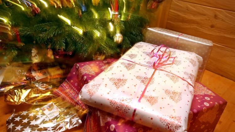 Sanitzer können für Kinder aus der polnischen Partnerstadt Swidwin Weihnachtspäckchen packen.