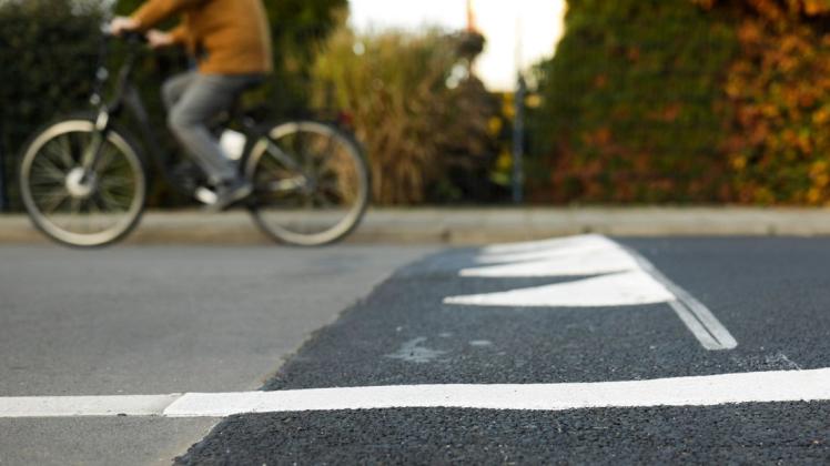 Da Radfahrer auf dem Groß Kleiner Weg oft von Autos bedrängt werden, soll die Fahrradstraße in Diedrichshagen mit Hilfe von Pollern für den Durchgangsverkehr gesperrt werden. Da Radfahrer auf dem Groß Kleiner Weg oft von Autos bedrängt werden, soll die Fahrradstraße in Diedrichshagen mit Hilfe von Pollern für den Durchgangsverkehr gesperrt werden.