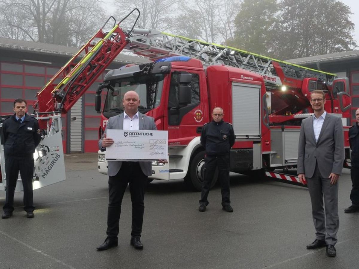 Öffentliche Versicherung unterstützt Feuerwehr mit 16.000 Euro