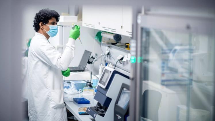 Ein Mitarbeiter des Biotechnologie-Unternehmens Biontech arbeitet in einem Labor.