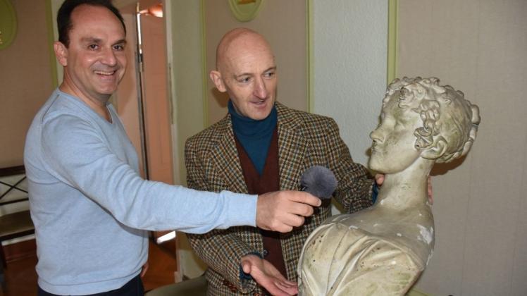 Diese Büste der Prinzessin ist aus Pappmaché und wiegt nur wenige hundert Gramm, erklärt Norbert Leithold Ingo Ruff (l.)