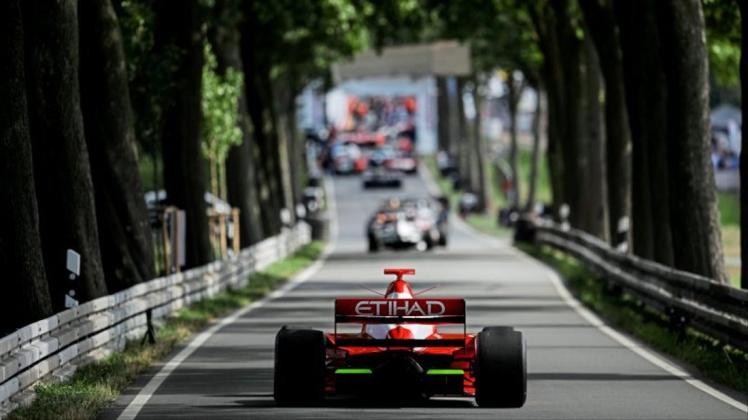 Die schönsten Bilder vom Osnabrücker Bergrennen Das Starterfeld beim Bergrennen ist international. Das zeigt auch Antoine Lombardo aus Frankreich mit seinem als Ferrari getarnten Lola F3000.