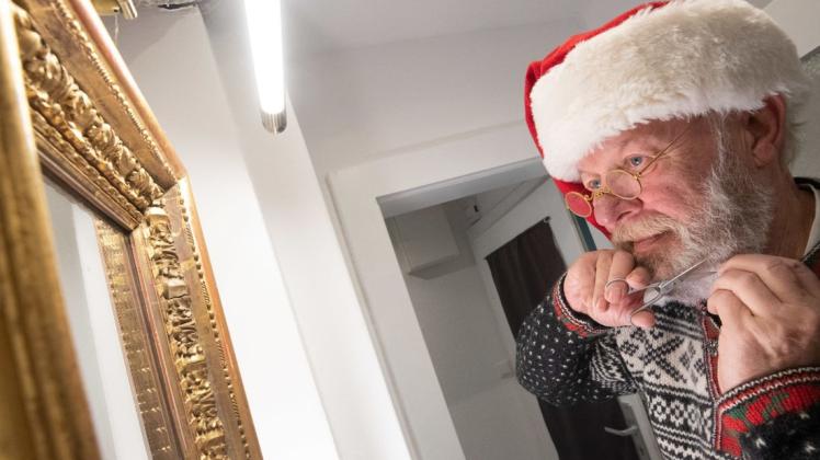 Willi Dahmen, professioneller Weihnachtsmann-Darsteller, hat genug: Aus Frust kürzt er mit einer Schere seinen Bart – zu dieser Zeit trägt er normalerweise einen langen weißen Rauschebart.