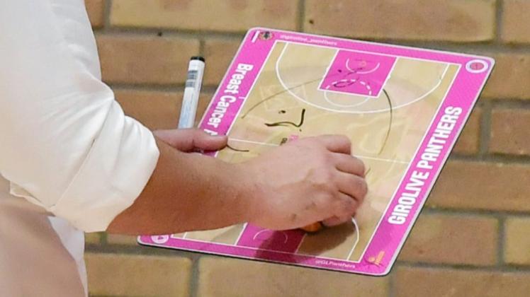 Im Oktober bei den Panthers im Einsatz: Eine pinke Taktiktafel, die nun zugunsten der Krebsstiftung versteigert werden soll. Im Oktober bei den Panthers im Einsatz: Eine pinke Taktiktafel, die nun zugunsten der Krebsstiftung versteigert werden soll.