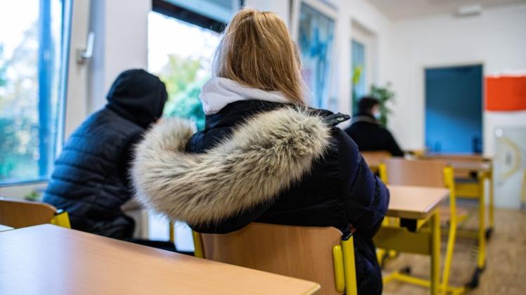 Das frierende Klassenzimmer 2020? Damit es nicht so weit kommt, sind viele Eltern auf der Suche nach warmer Kinderkleidung. (Symbolfoto)