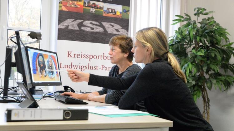 Kein Kuschel-Problem: Als Mutter und Tochter dürfen sich Kriemhild (l.) und Katja Kant selbst unter Corona-Bedingungen an einem Schreibtisch austauschen.
