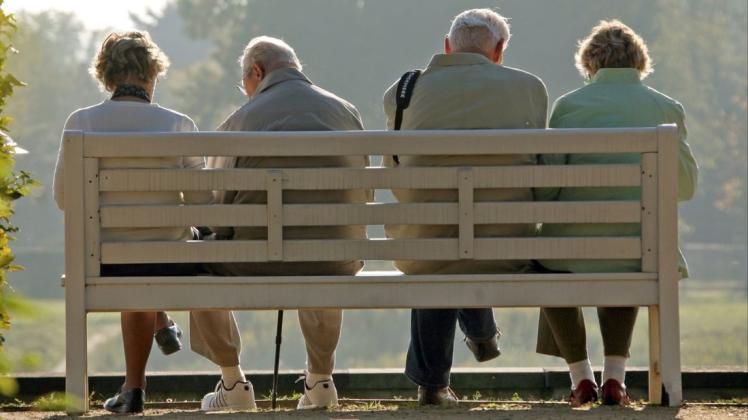 Senioren  sitzen auf einer Parkbank. Mehr als eine Million Rentner hat voraussichtlich Anspruch auf Grundrente. Auf die Auszahlung müssen sie aber noch lange waren.