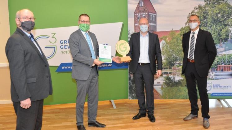 Bei der Übergabe des Zertifikates „Grünes Gewerbegebiet“ in der Parchimer Stadthalle: Dirk Kempke, Christian Pegel, Dirk Flörke und Volker Rumstich (von rechts).
