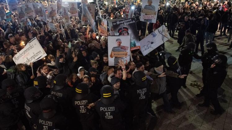 Demo der Querdenken-Kundgebung am 7. November im Leipzig stehen der Polizei gegenüber. Demo der Querdenken-Kundgebung am 7. November im Leipzig stehen der Polizei gegenüber.