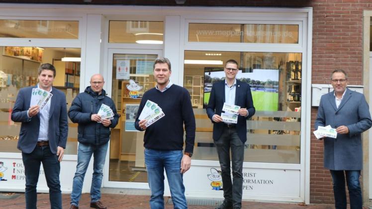 Wirtschaftsförderer Alexander Kassner, Ansgar Limbeck, Geschäftsführer des Stadtmarketingvereins WiM, Frank Thole, Geschäftsführer der Tourist Information Meppen, Dirk Volmer, Vorsitzender des VWW, und Bürgermeister Helmut Knurbein (von links) präsentieren die Weihnachtsauflage des Zehn-Prozent-Shopping-Bonus beim Kauf eines Meppener Einkaufsgutscheins. Wirtschaftsförderer Alexander Kassner, Ansgar Limbeck, Geschäftsführer des Stadtmarketingvereins WiM, Frank Thole, Geschäftsführer der Tourist Information Meppen, Dirk Volmer, Vorsitzender des VWW, und Bürgermeister Helmut Knurbein (von links) präsentieren die Weihnachtsauflage des Zehn-Prozent-Shopping-Bonus beim Kauf eines Meppener Einkaufsgutscheins.