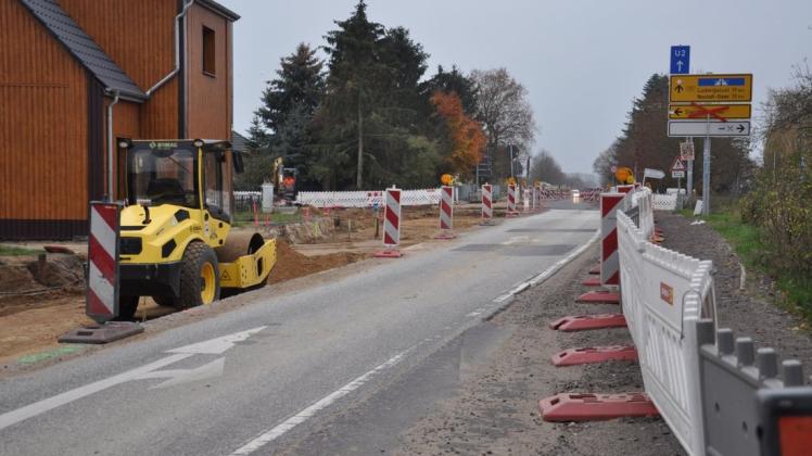 Seit einem Jahr müssen sich Auto- und Lkw-Fahrer auf der B 191 zwischen Neustadt-Glewe und Parchim auf der Ortsdurchfahrt von Spornitz in Geduld fassen: hier wird gebaut und das noch länger.