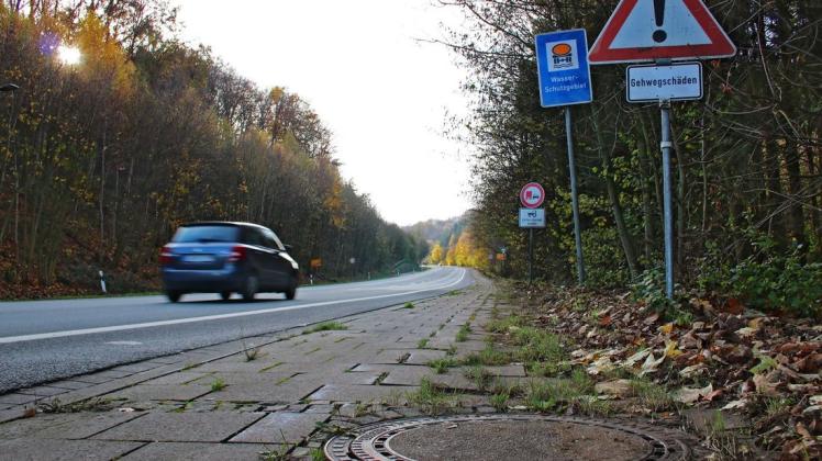 Der Gehweg entlang der Teutoburger-Wald-Straße (B 51) zwischen Georgsmarienhütte und Bad Iburg soll ab der kommenden Woche ausgebessert werden. Der Gehweg entlang der Teutoburger-Wald-Straße (B 51) zwischen Georgsmarienhütte und Bad Iburg soll ab der kommenden Woche ausgebessert werden.
