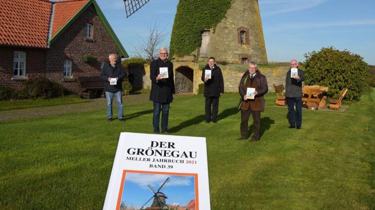 Präsentation mit Abstand: Günter Oberschmidt, Reinhard Scholz, Jürgen Krämer, Fritz-Gerd Mittelstädt und Michael Steinbacher freuen sich an der Westhoyeler Windmühle über das Meller Jahrbuch 2021.
