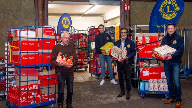 Michael Adam von der Tafel (v.li.) nahm von den Lions Malte Blank, Caner Kiran und Rayk Henze Spenden entgegen. Michael Adam von der Tafel (v.li.) nahm von den Lions Malte Blank, Caner Kiran und Rayk Henze Spenden entgegen.