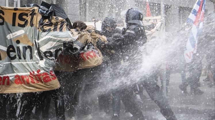 Die Polizei setzt einen Wasserwerfer auf die Gegner der "Querdenken"-Demonstration ein.