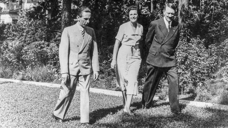 Leni Riefenstahl zwischen ihren Gönnern, dem Propagandaminister Joseph Goebbels und Adolf Hitler.