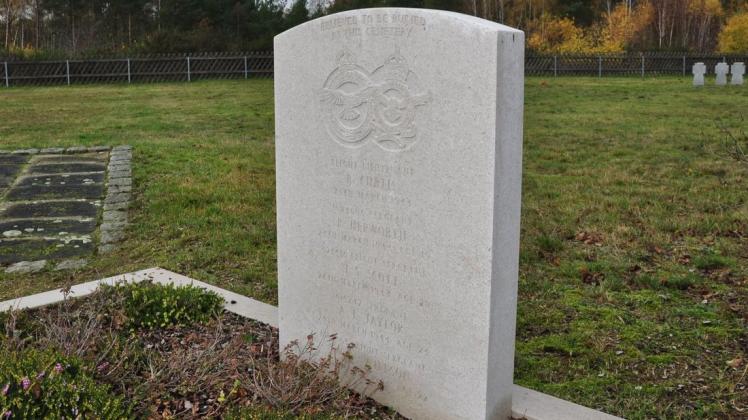 Gedenkstein auf der Kriegsgräberstätte am Parchimer Flughafen für die blutjungen britischen Soldaten, die 1944 beim Absturz ihrer Halifax über Kreien ums Leben kamen.