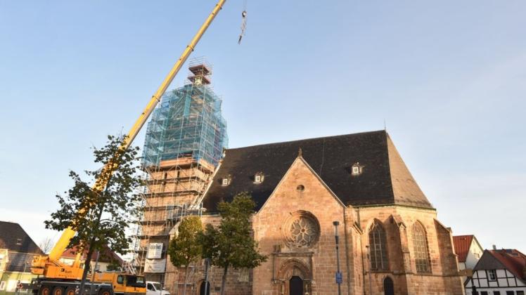 Ein 50 Meter hoher Kran war am Freitagmorgen auf dem Westerkappelner Kirchplatz im Einsatz.