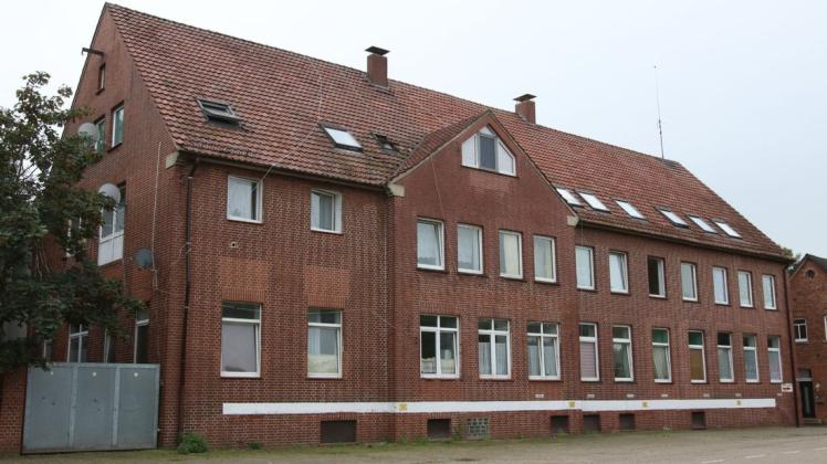Die alte Molkerei in Badbergen will der Tönnies-Konzern grundlegend sanieren. Hier soll Wohnraum für 90 Mitarbeiter entstehen. Auch an einem Nachbargrundstück hat die Firma Interesse.
