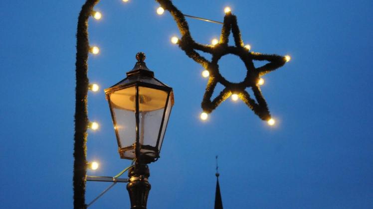 Mit stimmungsvoller Weihnachtsdekoration bereiten sich Mieter der Wohnanlage an der Eichenstraße auf das Fest vor. (Symbolfoto) Mit stimmungsvoller Weihnachtsdekoration bereiten sich Mieter der Wohnanlage an der Eichenstraße auf das Fest vor. (Symbolfoto)