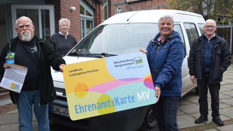 Ehrung für das Ehrenamt: Claus Niemann erhält von Angelika Lübcke die Karte. Carmen M. Borchers und Christophorus Baumert loben seinen Einsatz.