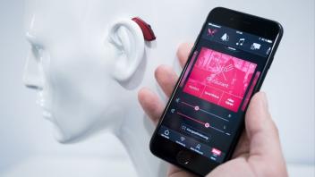 Podcasts, Musik, Anrufe: Per Bluetooth kann dies alles vom Smartphone direkt an das Hörgerät weitergespielt werden.