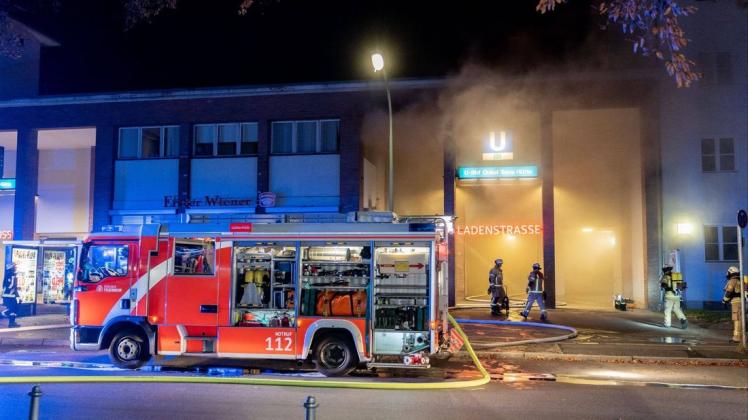 Die Berliner Feuerwehr musste sich in der Nacht zu Montag um einen Großbrand in Zehlendorf kümmern.